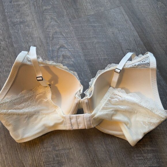 Spanx 34DD Undietectable Lace Bra White Adjustable Straps Hook Closure - Picture 2 of 6
